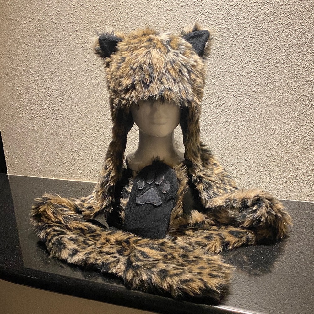Faux Fur Leopard Hat with Long Scarf Paws. One size. - Picture 8 of 10